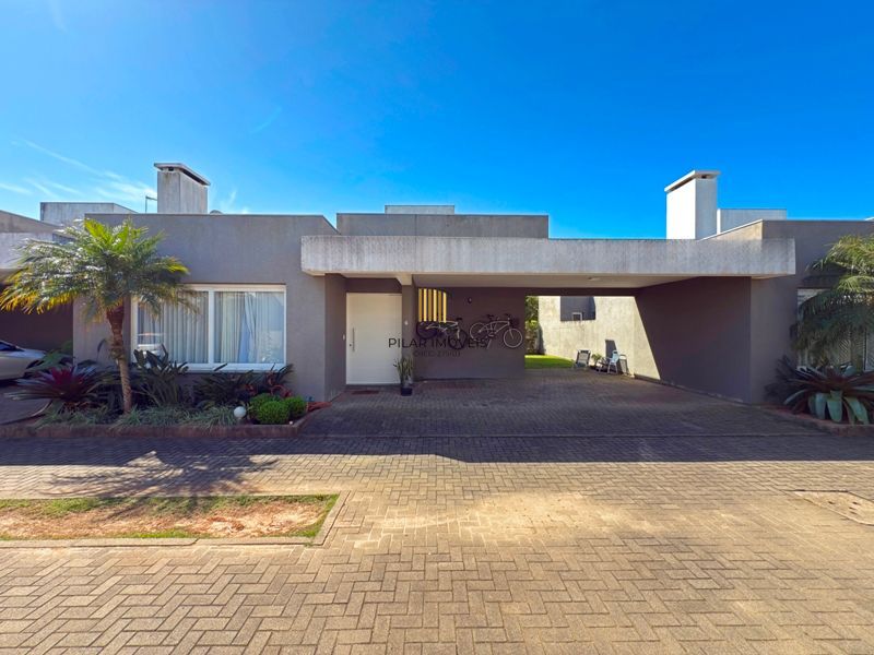 Casa térrea em condomínio fechado com 3 suítes.