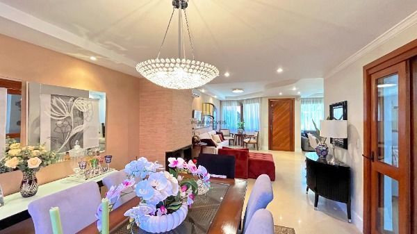 Casa Condominio em Porto Alegre, no bairro Cristal, com 4 dormitório(s), e 4 banheiros, à venda.