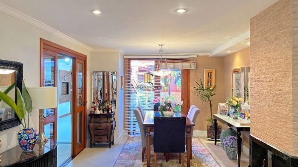 Casa Condominio em Porto Alegre, no bairro Cristal, com 4 dormitório(s), e 4 banheiros, à venda.