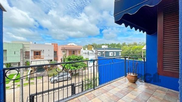 Casa em Porto Alegre, no bairro Hípica, com 3 dormitório(s), e 3 banheiros, à venda.