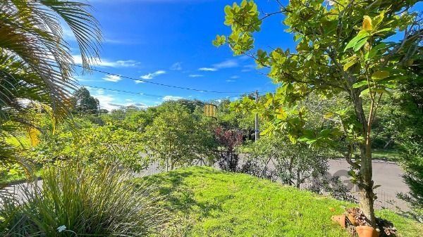 Casa em Porto Alegre, no bairro Guarujá, com 2 dormitório(s), e 2 banheiros, à venda.