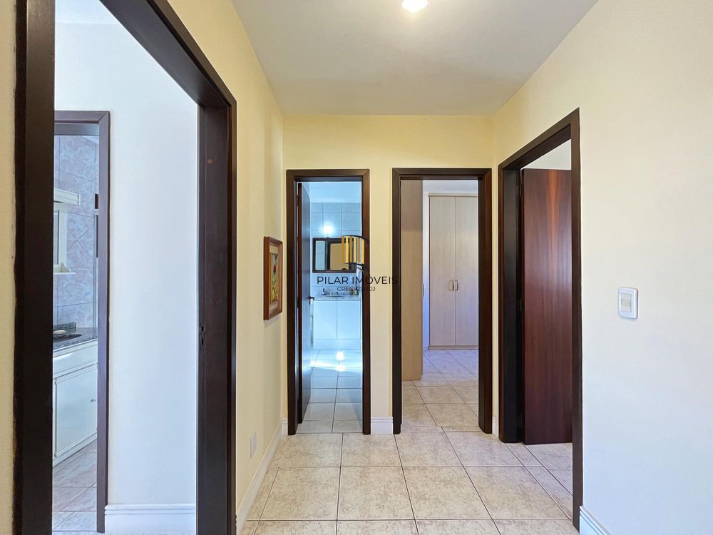 Ótima residência com 3 dormitórios, sendo 1 suíte, lareira e piscina.