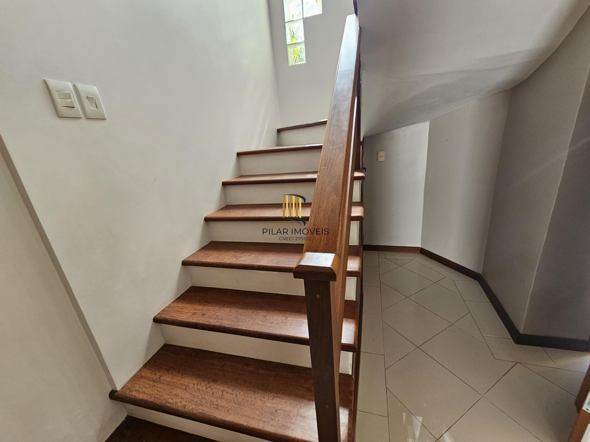 Sobrado 3 dormitórios com lareira, churrasqueira, piscina, 4 vagas garagem com 196,00m² de área construída no bairro Hípica !