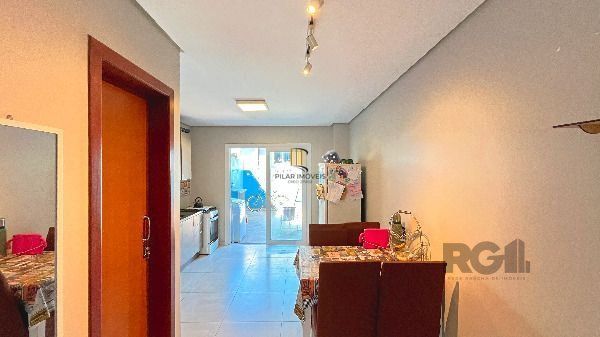 Casa em Porto Alegre, no bairro Guarujá, com 3 dormitório(s), e 3 banheiros, à venda.