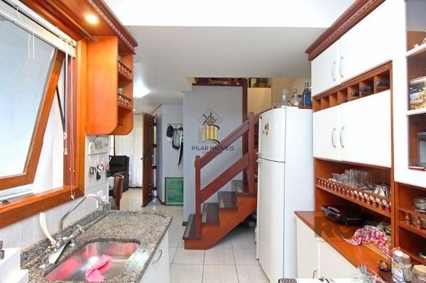 Casa em Porto Alegre, no bairro Guarujá, com 3 dormitório(s), e 3 banheiros, à venda.