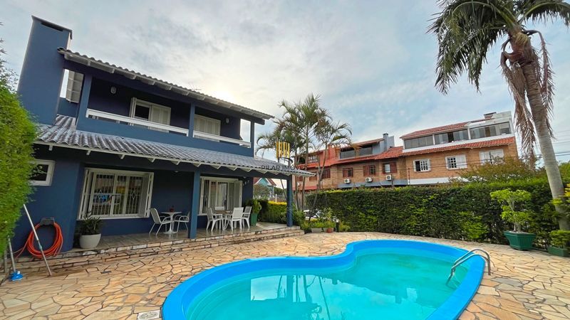 Casa de esquina com 285m², 3 dormitórios, sendo 1 suites, 4 vagas - amplo pátio com piscina,  Residencial Bahamas