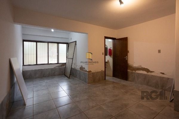 Casa em Porto Alegre, no bairro Medianeira, com 5 dormitório(s), e 5 banheiros, à venda.