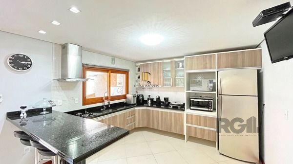 Casa em Porto Alegre, no bairro Hípica, com 3 dormitório(s), e 3 banheiros, à venda.