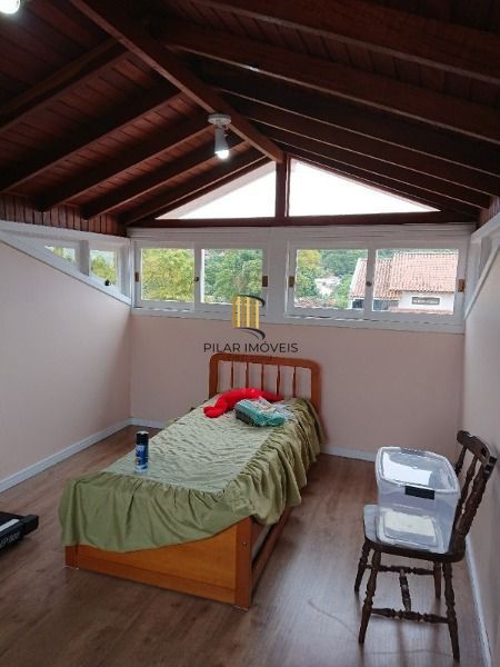 Casa em Porto Alegre, no bairro Espirito Santo, com 4 dormitório(s), e 4 banheiros, à venda.