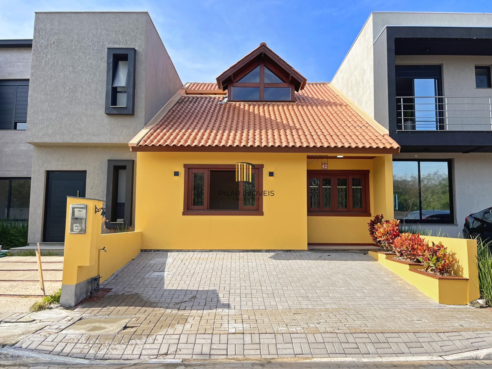 Casa com suíte no térreo em condomínio fechado
