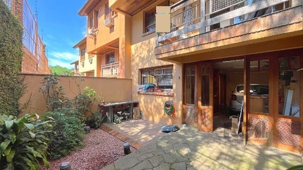 Casa Condominio em Porto Alegre, no bairro Espírito Santo, com 3 dormitório(s), e 3 banheiros, à venda.