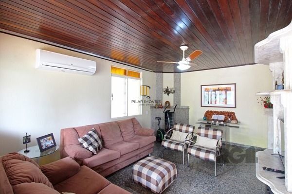 Casa em Porto Alegre, no bairro Guarujá, com 5 dormitório(s), e 5 banheiros, à venda.