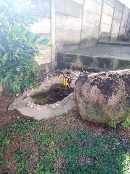 Casa em Porto Alegre, no bairro Teresópolis, com 2 dormitório(s), e 2 banheiros, à venda.