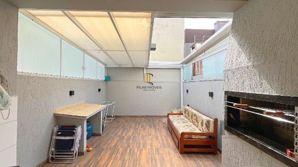 Casa em Porto Alegre, no bairro Guarujá, com 2 dormitório(s), e 2 banheiros, à venda.