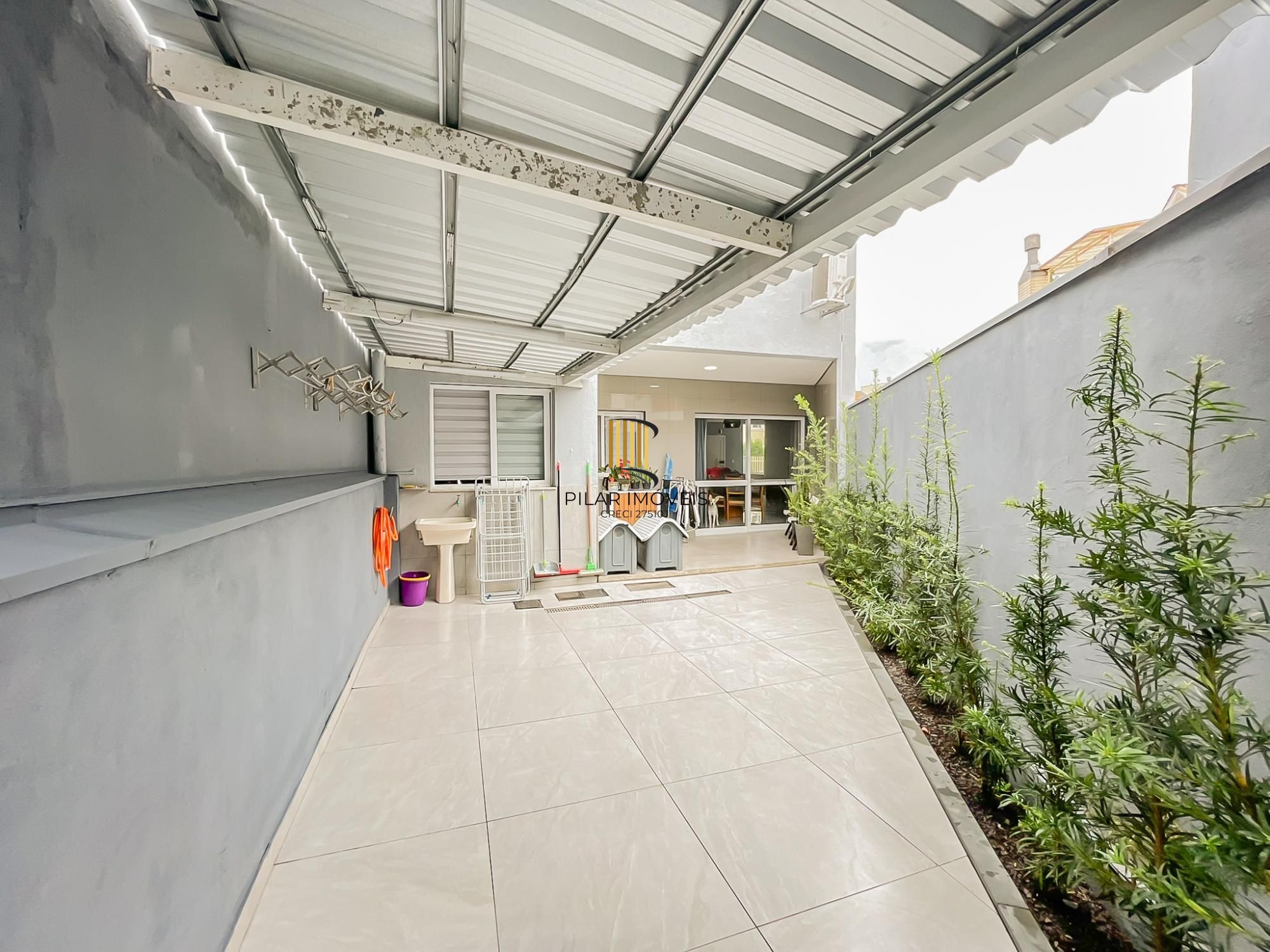 Casa 3 dormitórios no bairro Hípica