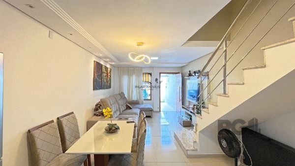 Casa em Porto Alegre, no bairro Guarujá, com 2 dormitório(s), e 2 banheiros, à venda.