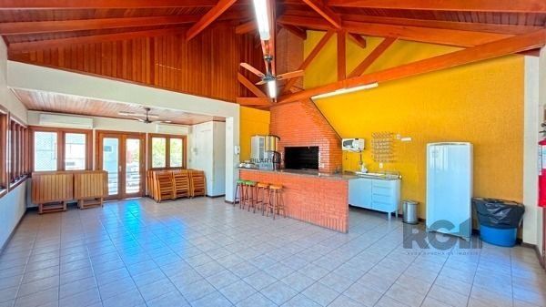 Apartamento 83m² - 3 dormitórios, 1 suíte, sacada e 1 vaga de garagem no bairro Camaquã