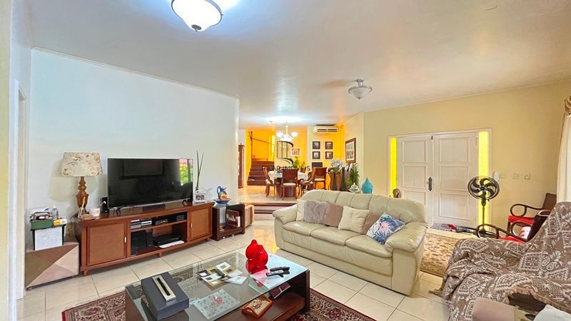 Casa de esquina com 285m², 3 dormitórios, sendo 1 suites, 4 vagas - amplo pátio com piscina,  Residencial Bahamas