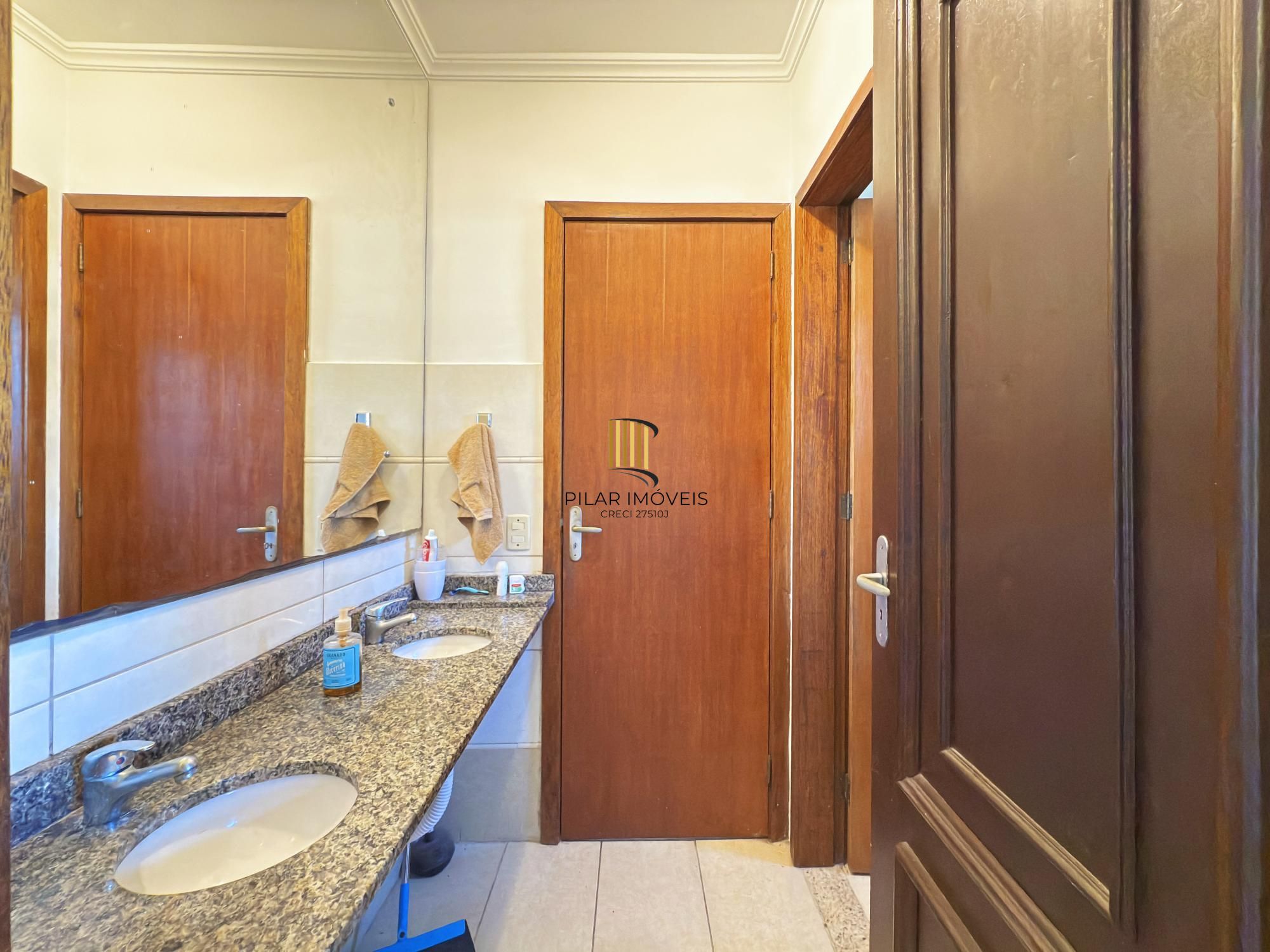 Sobrado a venda no Bairro Hipica de Porto alegre com 04 dormitórios sendo 01 suite