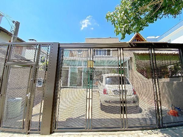 Casa 3 dormitórios no bairro Hípica