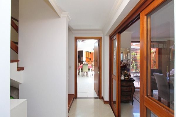 Casa Condominio em Porto Alegre, no bairro Cristal, com 4 dormitório(s), e 4 banheiros, à venda.