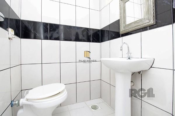 Casa Condominio em Porto Alegre, no bairro Guarujá, com 3 dormitório(s), e 3 banheiros, à venda.