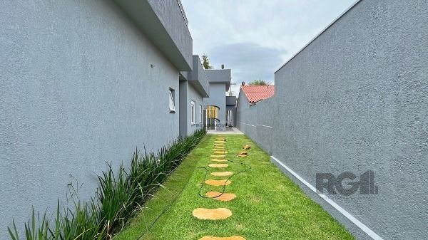 Casa em Porto Alegre, no bairro Ipanema, com 3 dormitório(s), à venda.