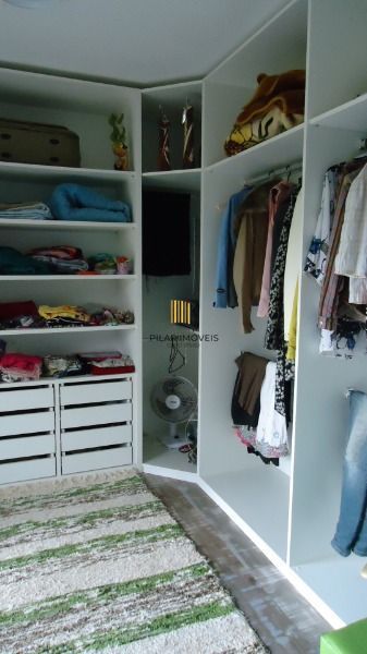 Sítio em Porto Alegre, no bairro Hípica, com 2 dormitório(s), e 2 banheiros, à venda.