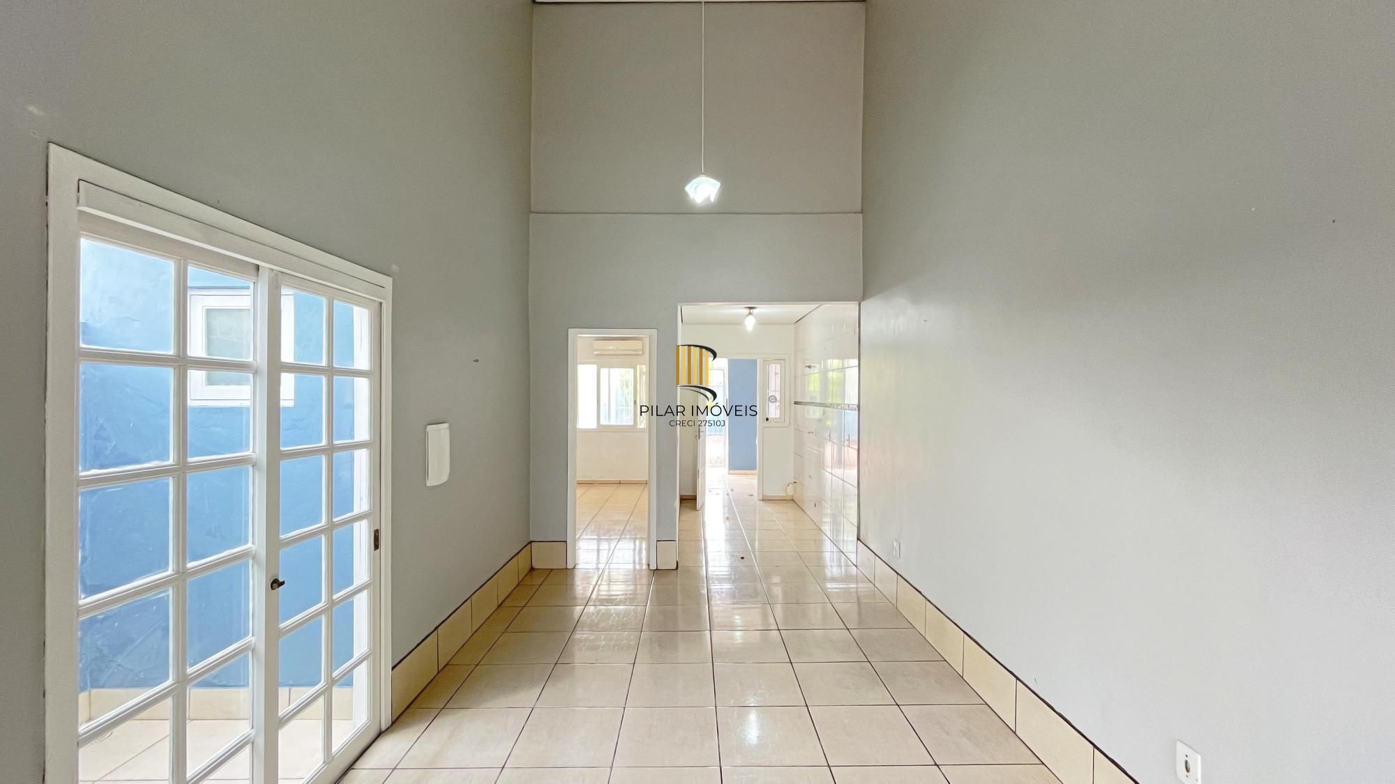 Casa em Porto Alegre, no bairro Hípica, com 2 dormitório(s), e 2 banheiros, à venda.