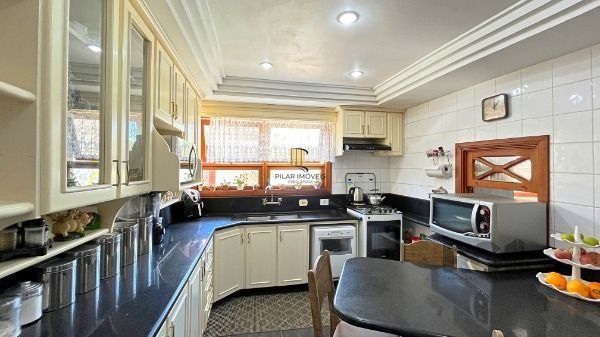 Casa em Porto Alegre, no bairro Ipanema, com 3 dormitório(s), e 3 banheiros, à venda.