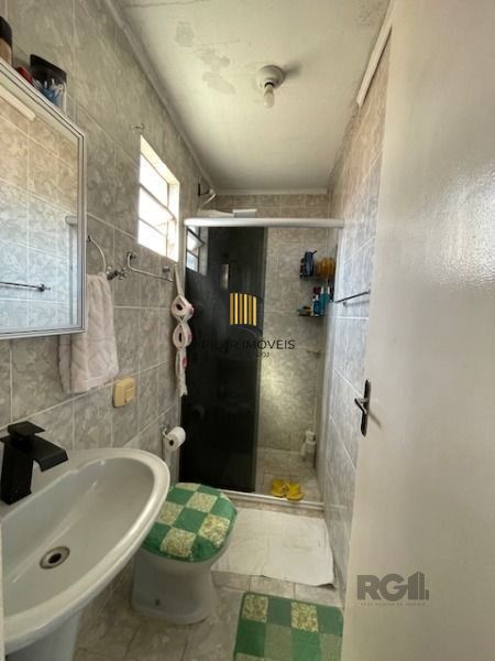 Casa em Porto Alegre, no bairro Vila Nova, com 3 dormitório(s), e 3 banheiros, à venda.