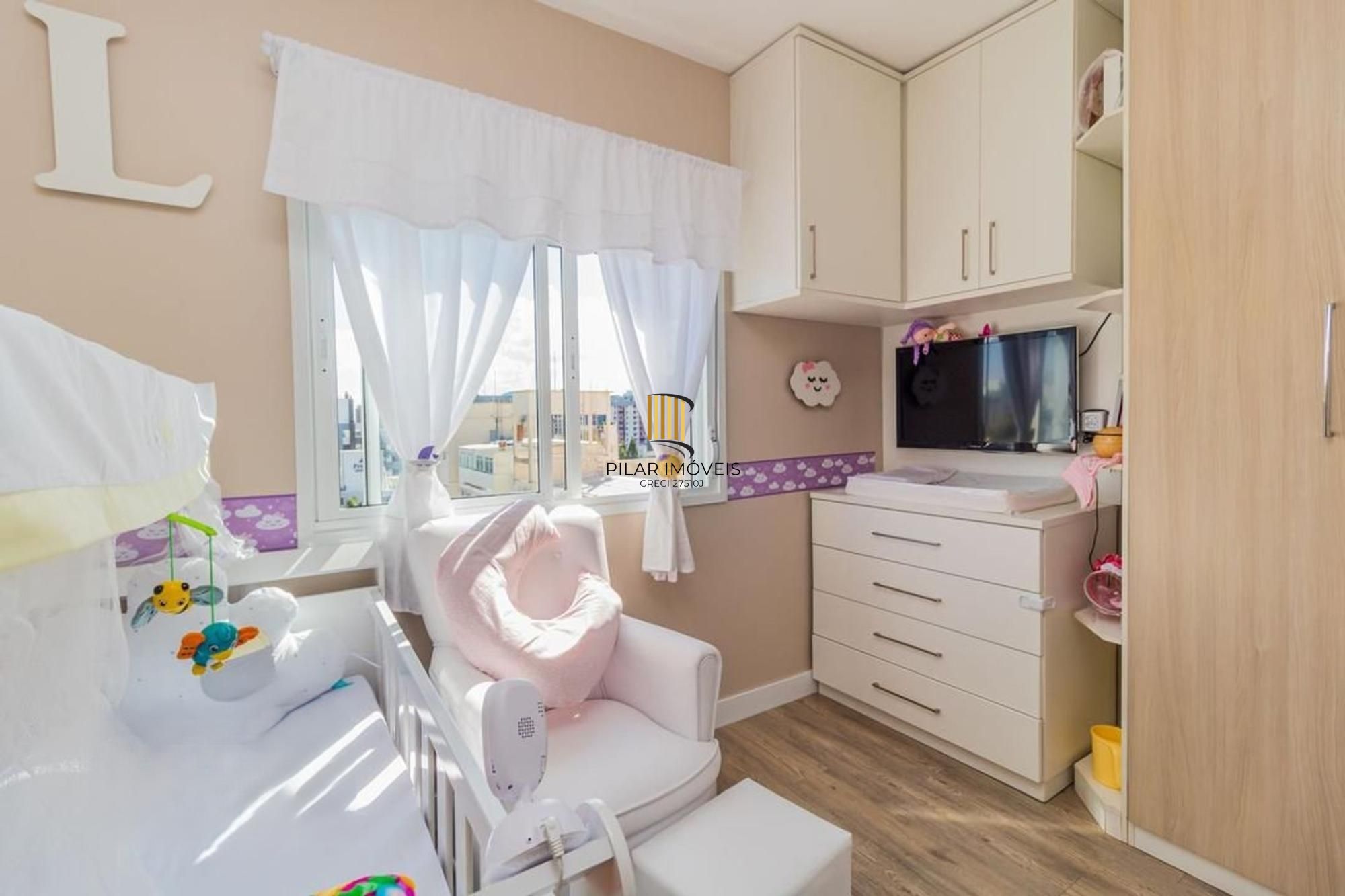 Apartamento semi mobiliado, 2 dormitórios, 1 suíte e 1 vaga de garagem coberta no bairro Menino Deus em Porto Alegre.