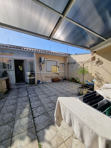 Casa em Porto Alegre, no bairro Hípica, com 2 dormitório(s), e 2 banheiros, à venda.
