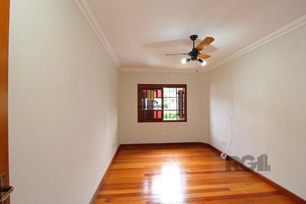 Casa em Porto Alegre, no bairro Hípica, com 3 dormitório(s), e 3 banheiros, à venda.