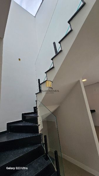 Casa em Porto Alegre, no bairro Hípica, com 3 dormitório(s), e 3 banheiros, à venda.
