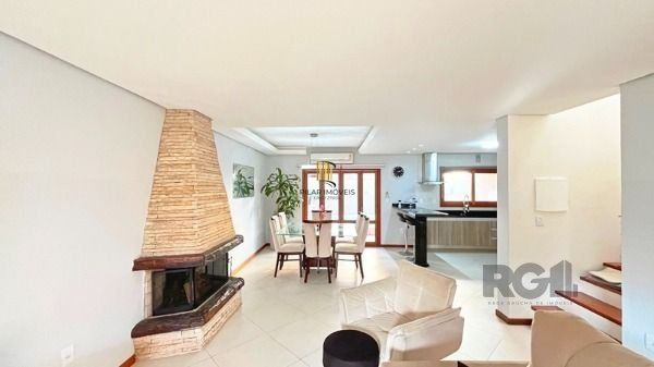 Casa em Porto Alegre, no bairro Hípica, com 3 dormitório(s), e 3 banheiros, à venda.