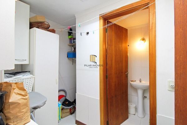 Casa Condominio em Porto Alegre, no bairro Cristal, com 4 dormitório(s), e 4 banheiros, à venda.