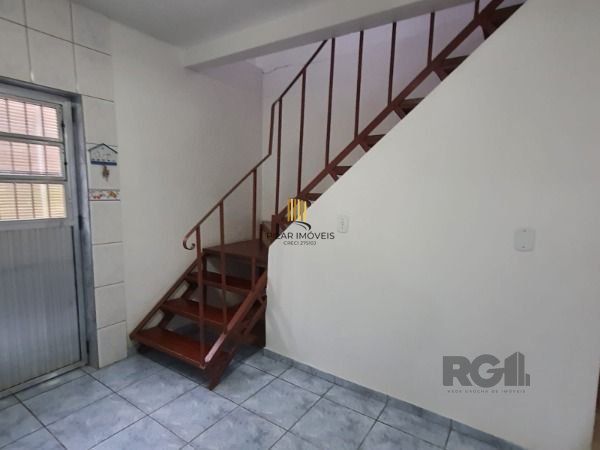 Casa em Porto Alegre, no bairro Vila Nova, com 4 dormitório(s), e 4 banheiros, à venda.