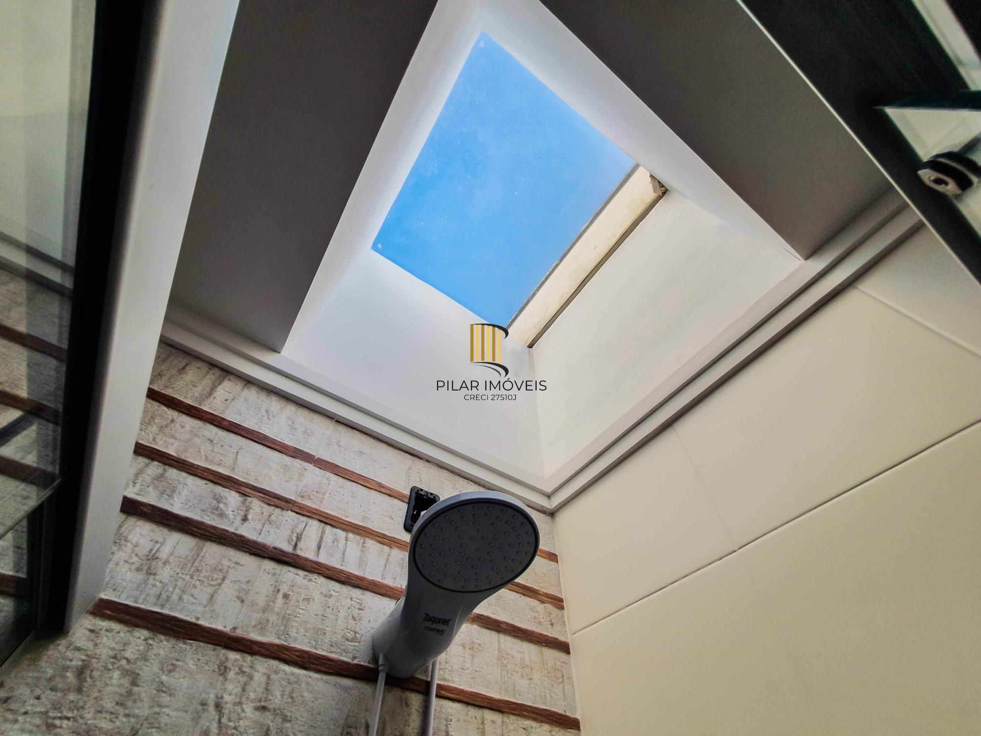 Ótima Casa com 3 dormitórios, semi mobiliada, pátio e vaga para carro.