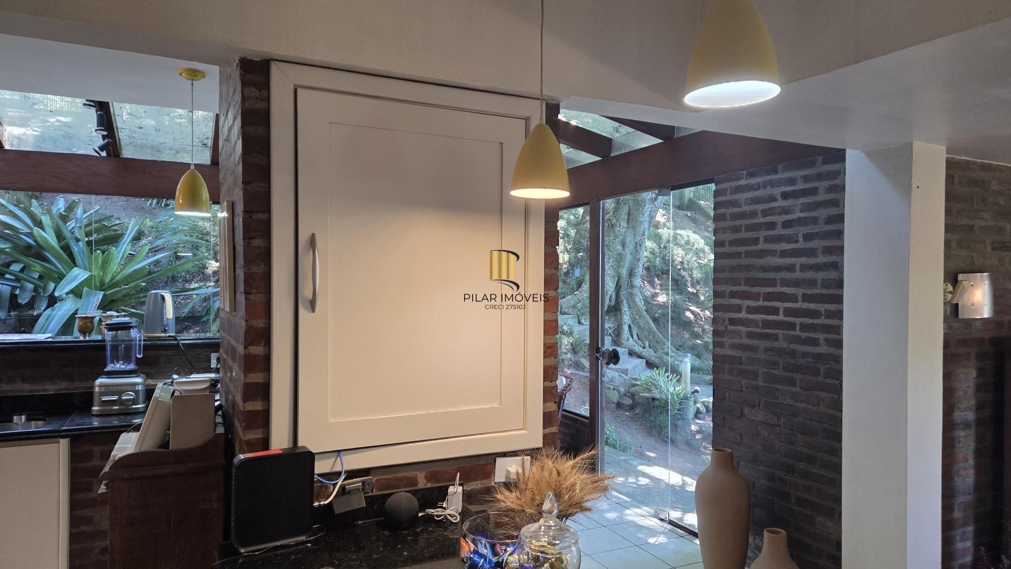 Belíssima residência com 4 dormitórios, 2 suítes com closet e vista deslumbrante para o Guaíba.