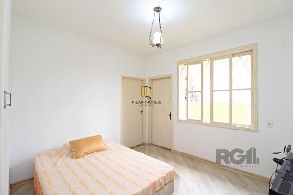 Casa em Porto Alegre, no bairro Ipanema, com 4 dormitório(s), e 4 banheiros, à venda.