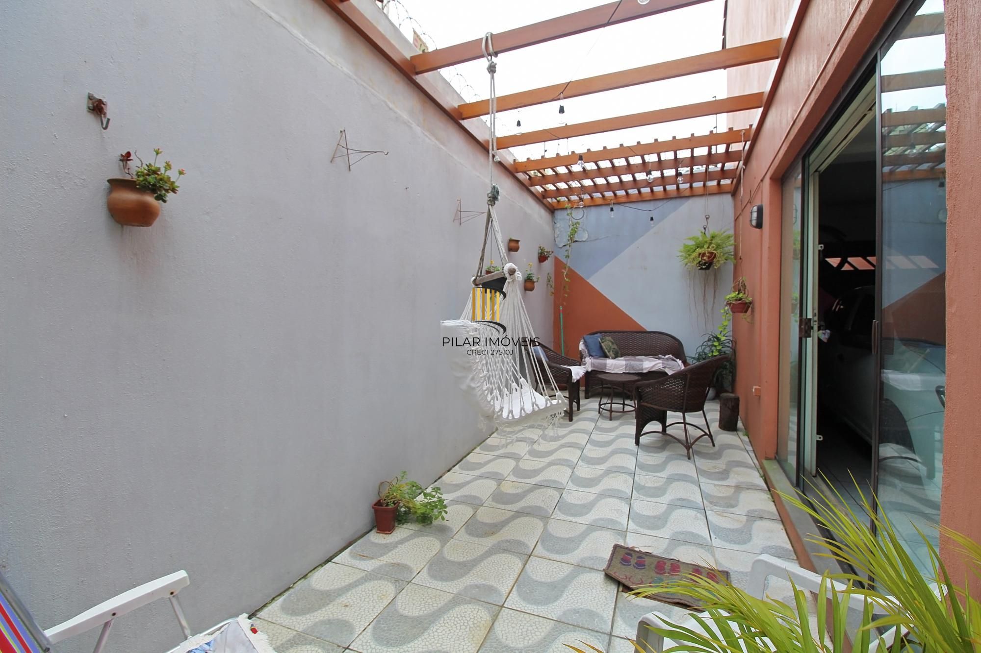 Casa em condomínio com 3 dormitórios, sendo 1 suíte com closet e sacada