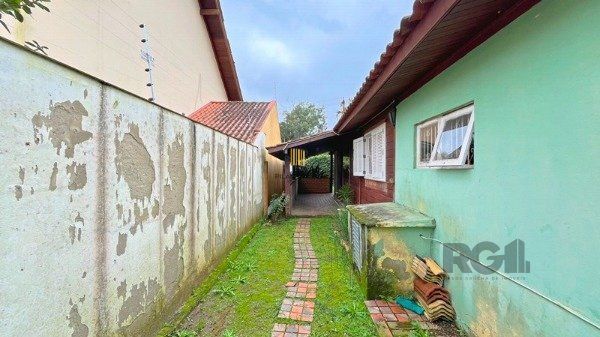 Casa em Porto Alegre, no bairro Ipanema, com 3 dormitório(s), e 3 banheiros, à venda.