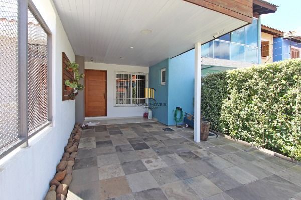 Ótima Casa com 3 dormitórios, semi mobiliada, pátio e vaga para carro.