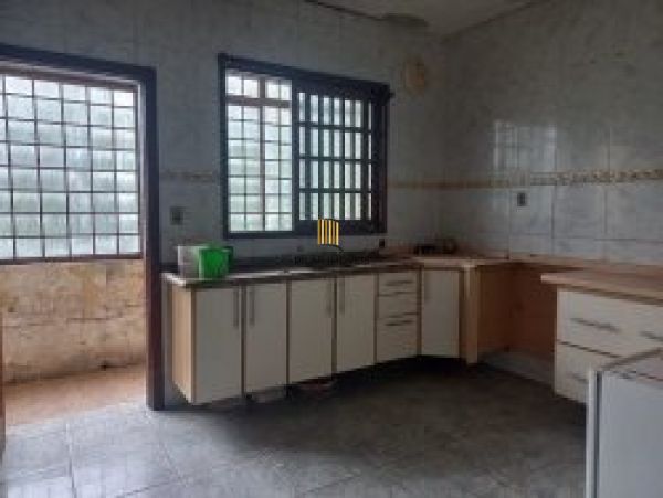 Sobrado em Porto Alegre, no bairro Glória, com 5 dormitório(s), e 5 banheiros, à venda.