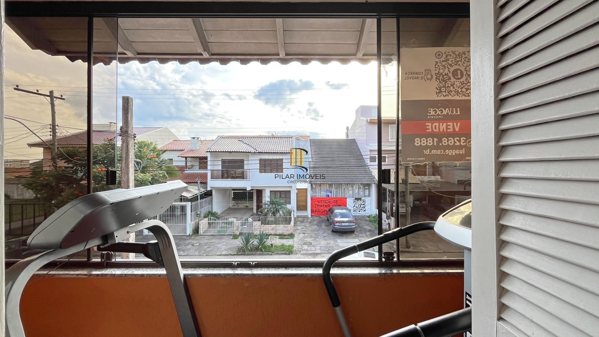 Casa em Porto Alegre, no bairro Hípica, com 3 dormitório(s), e 3 banheiros, à venda.