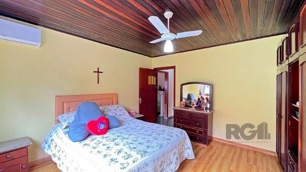 Casa em Porto Alegre, no bairro Guarujá, com 5 dormitório(s), e 5 banheiros, à venda.