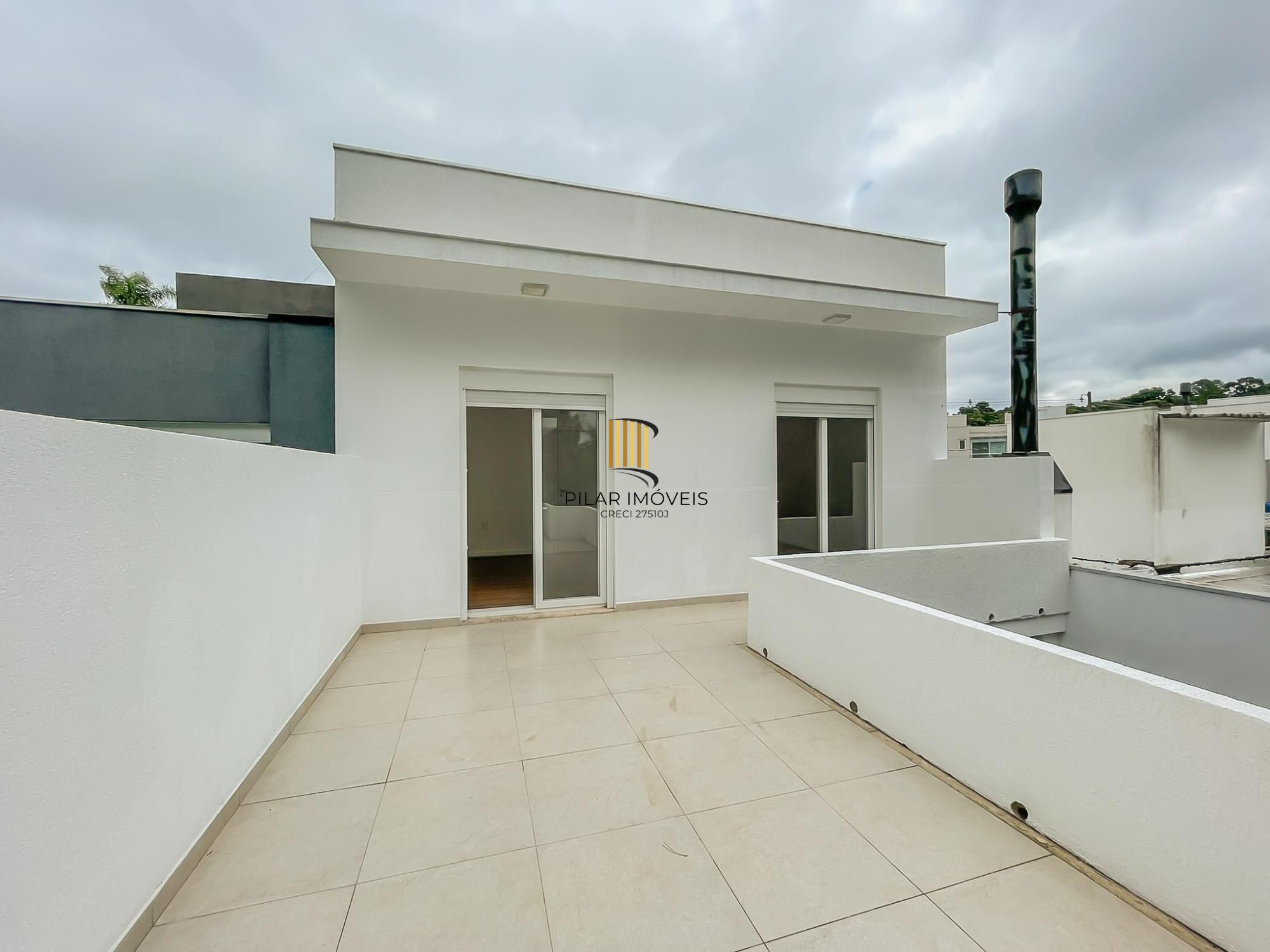 Casa ampla com piscina e suíte diferenciada em condomínio no Lagos de Ipanema zona Sul de Porto Alegre !