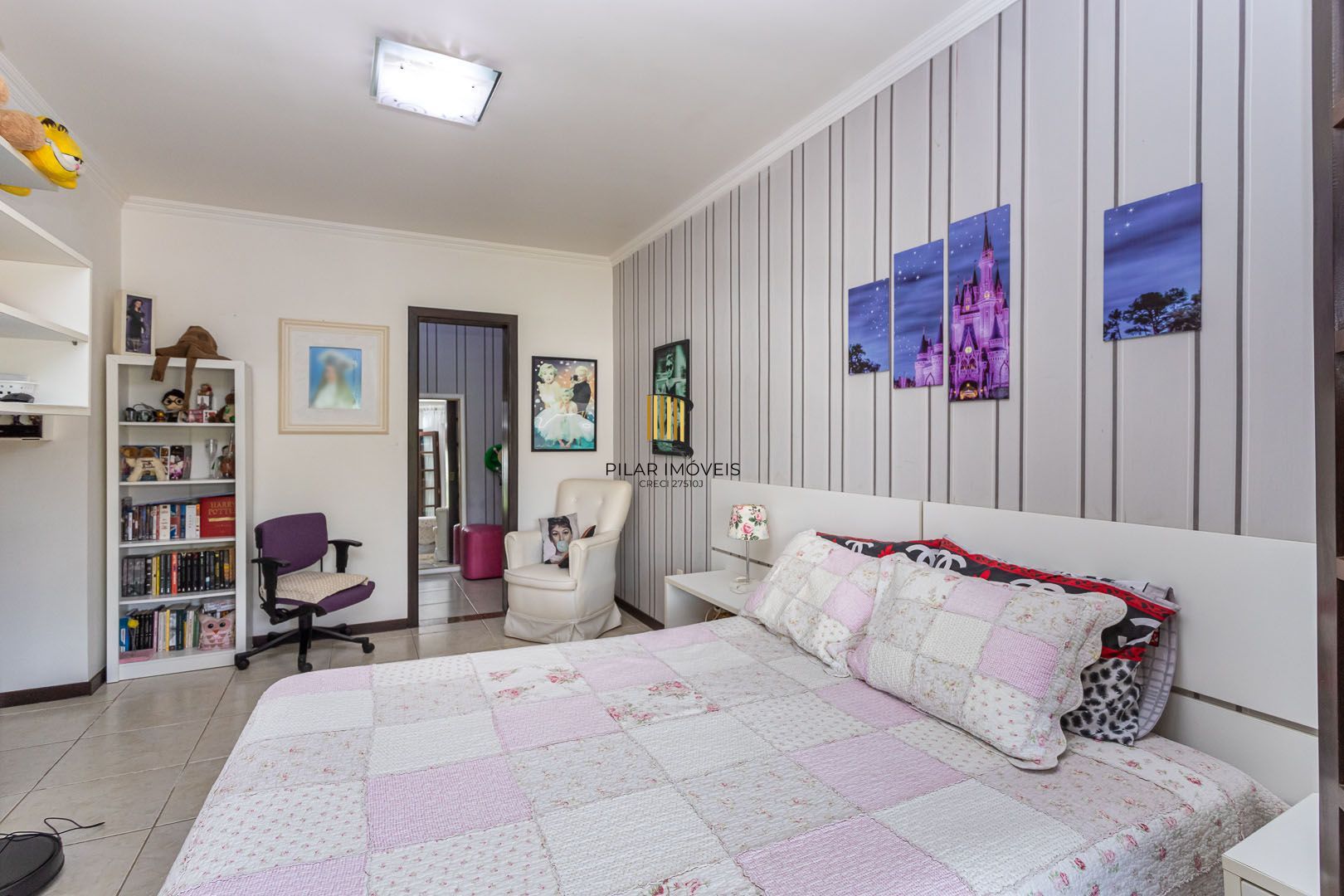 Casa de 272m², 4 dormitórios, 2 suítes e 4 vagas de garagem, no bairro Ipanema, próxima à orla do Guaíba.