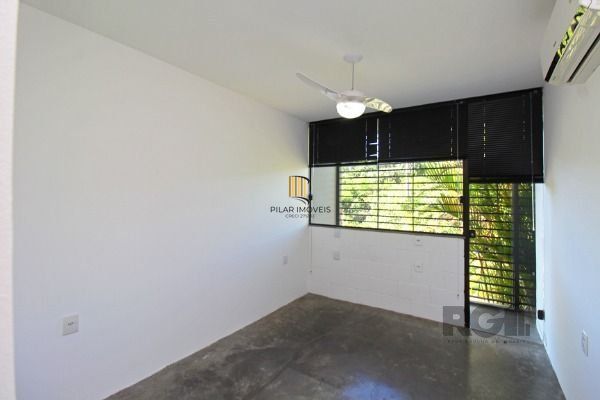 Casa em Porto Alegre, no bairro Guarujá, com 2 dormitório(s), e 2 banheiros, à venda.